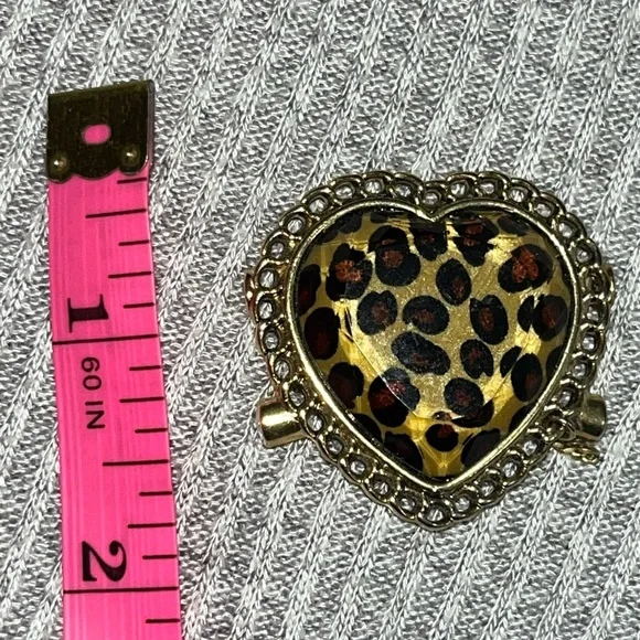 Vintage Betsey Johnson gold tone leopard heart shaped pendant/charm - Picture 4 of 6